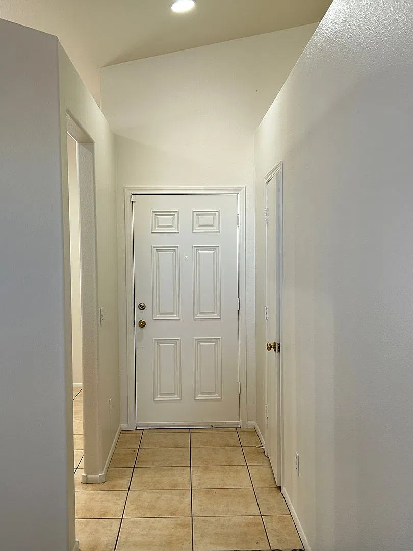 New Paint, New Flooring! 3 Bedroom + Den — Photo 3