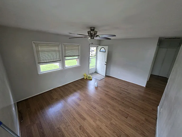 1917 Somerville Dr — Photo 2