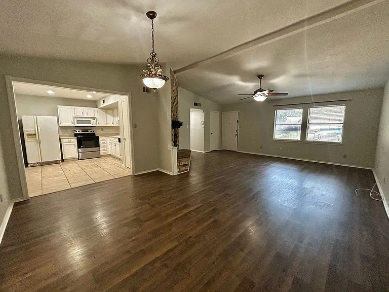 4205 Greencrest Dr — Photo 4