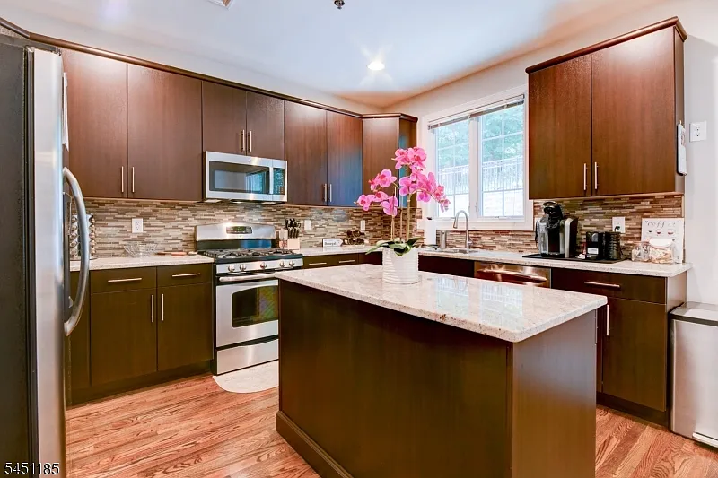 2 bed, 2.5 bath, 1869 sqft, $3,900 — Photo 2