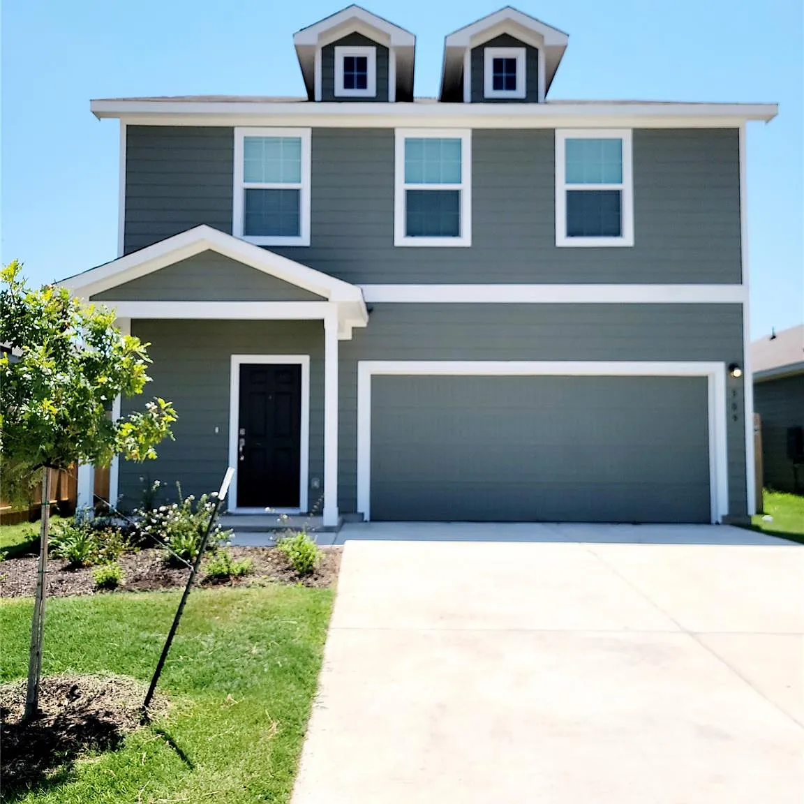 4 bed, 2.5 bath, 1687 sqft, $1,995 — Photo 1