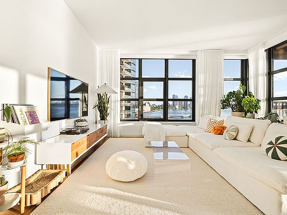 2nd image of 29 Huron St #6CW