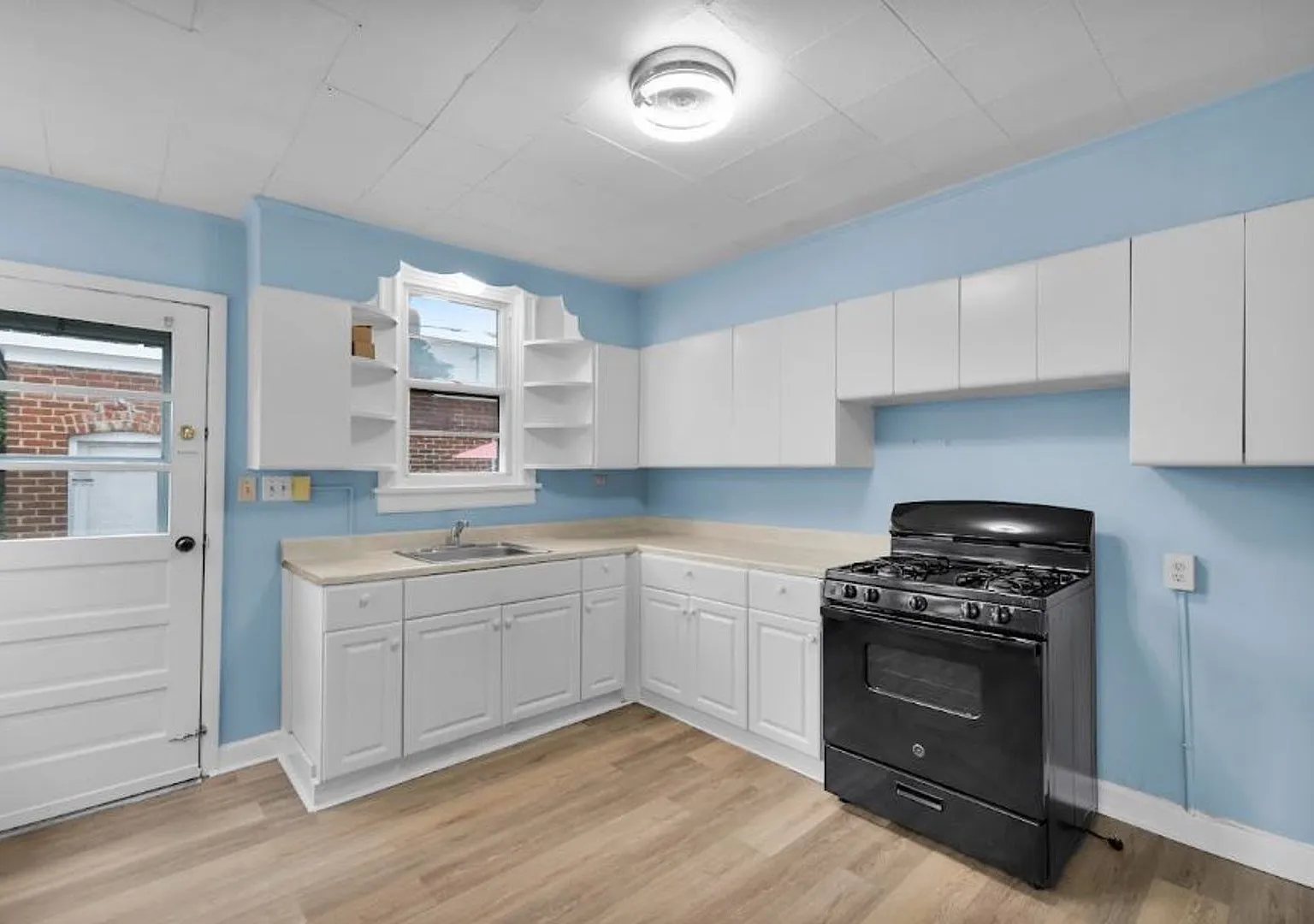 32 South Franklin Street — Photo 1