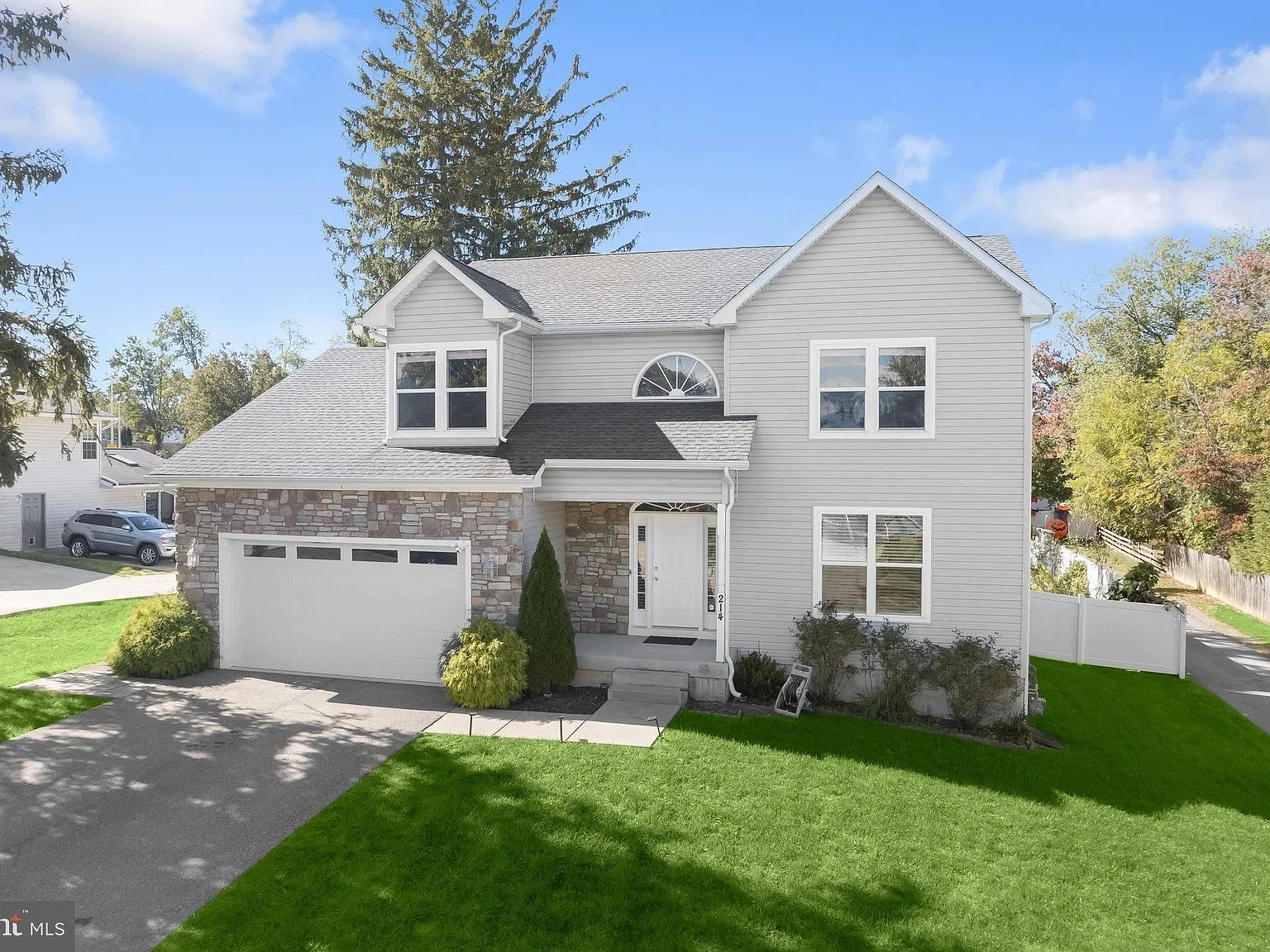 4 bed, 3.5 bath, 3192 sqft, $3,500 — Photo 1