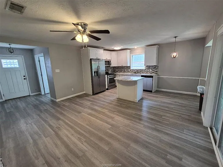 1409 Broadmoor Dr — Photo 6