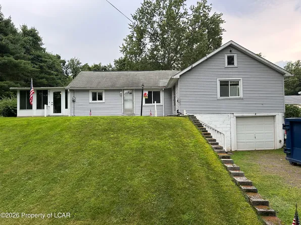 125 Maple Tree Rd, Dallas, PA 18612