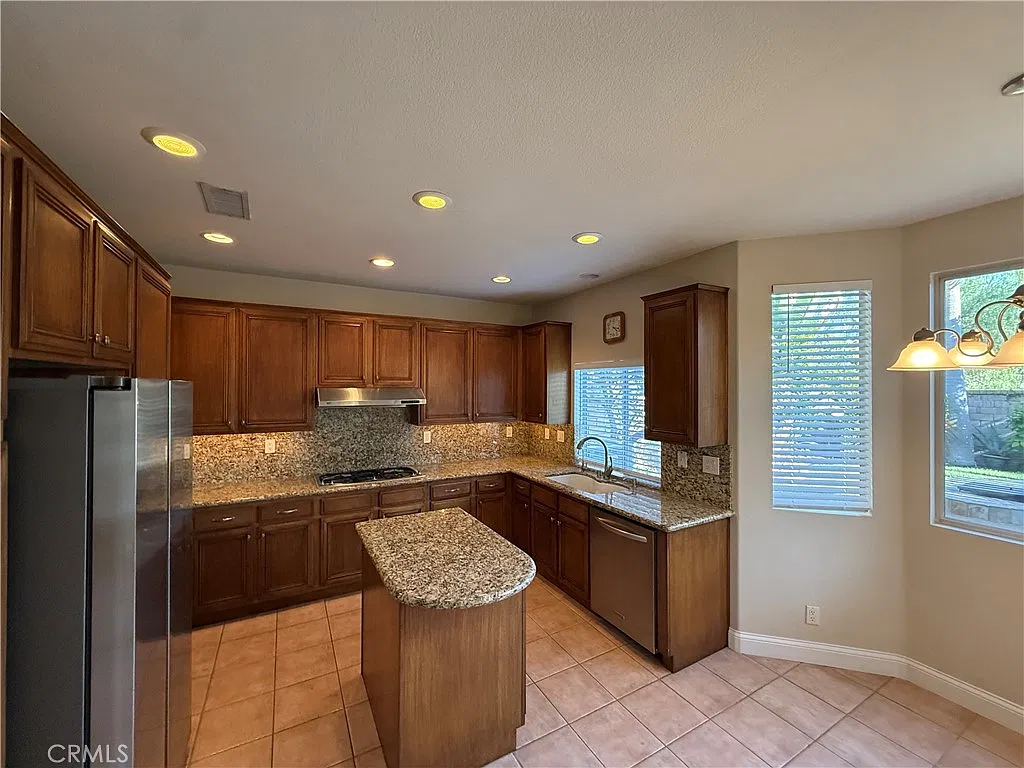5 bed, 2364 sqft, $6,200 — Photo 2