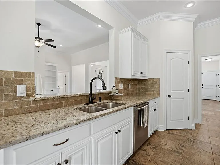 8929 Greenleaves Dr — Photo 9