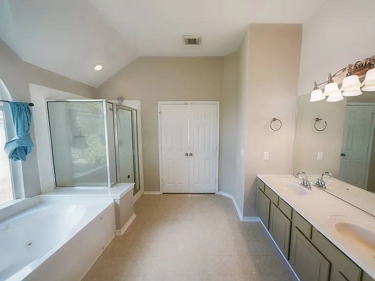 4736 Green Bluff Dr — Photo 36