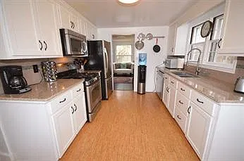 4 bed, 2.5 bath, 2220 sqft, $5,035 — Photo 3