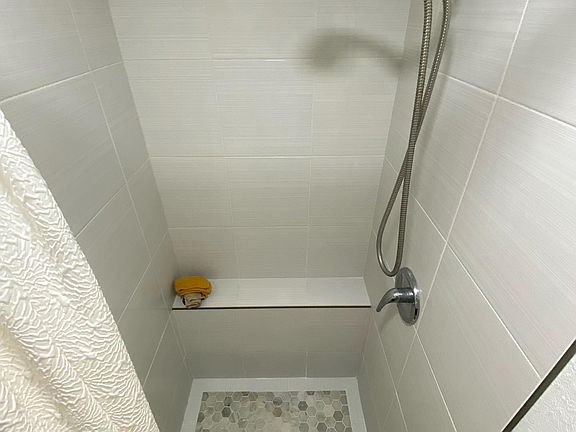 5th image of 170 Santana Dr