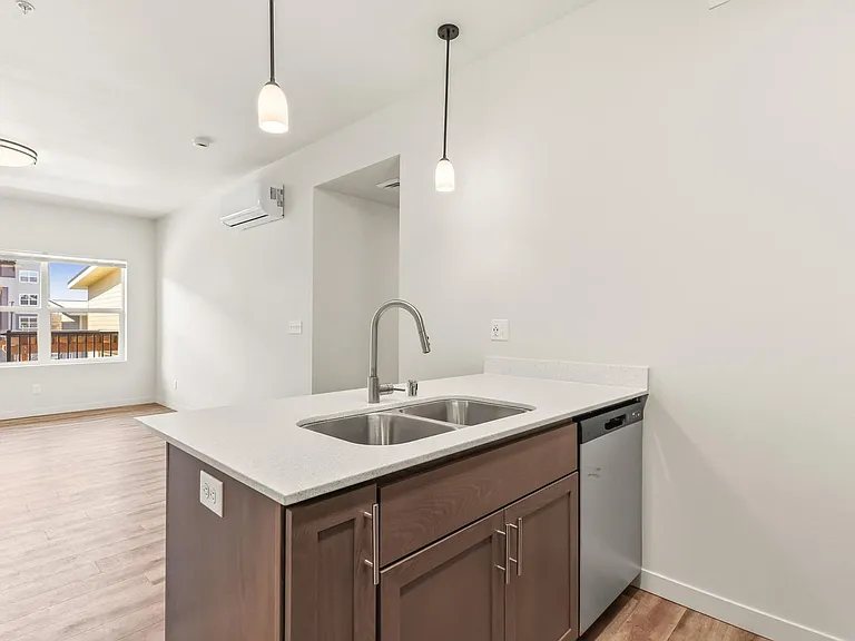 Jen's Pointe Apartment — Photo 46