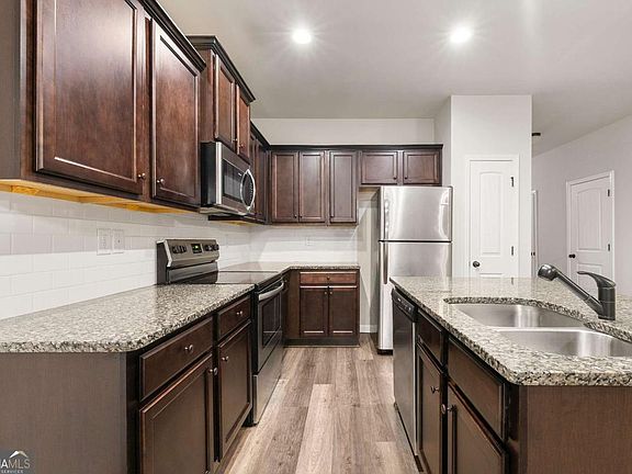 3rd image of 902 Creel Ln
