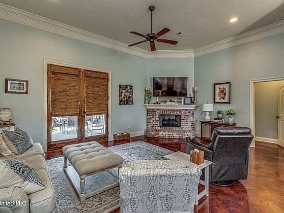 5th image of 305 Amberwood Ct