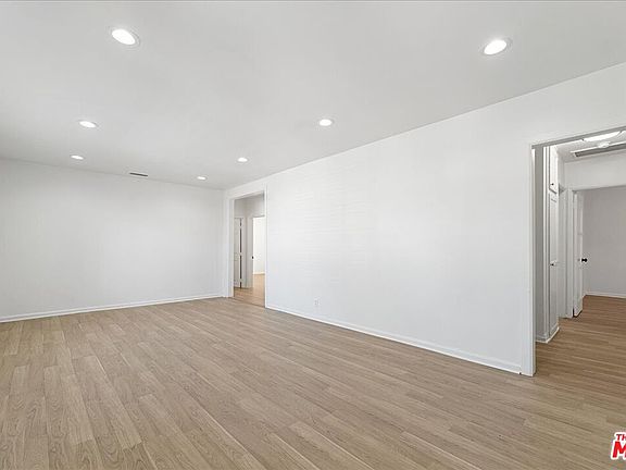 4th image of 17226 Vanowen St