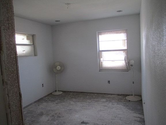 2nd image of 401 E Oak Ave