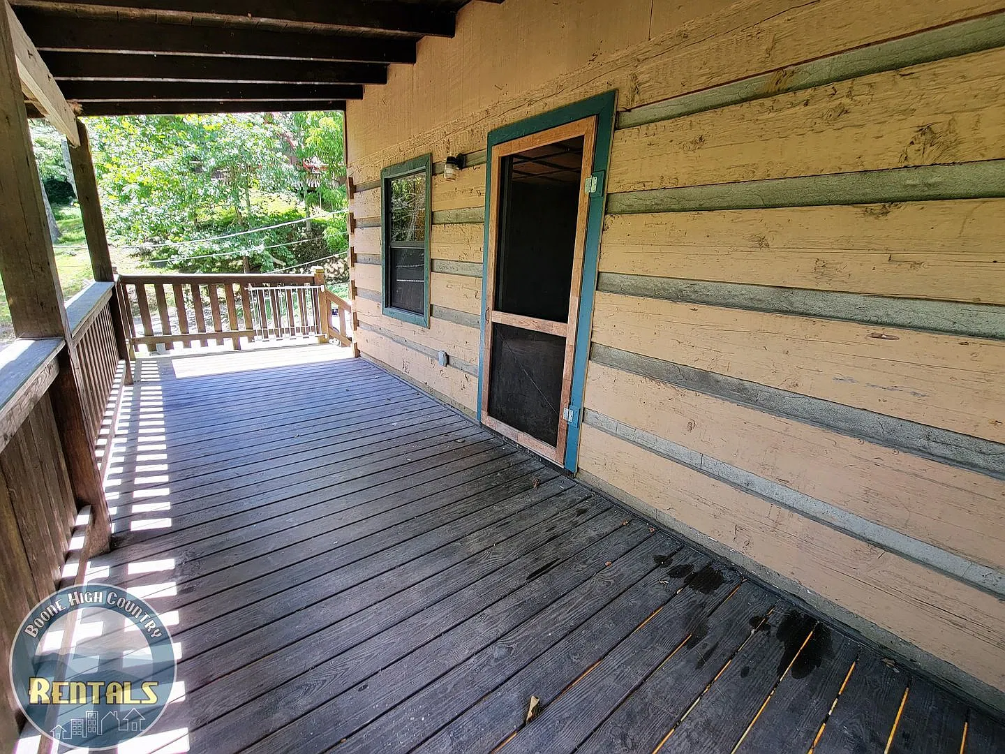 3bd Log Home Close to Town — Photo 2