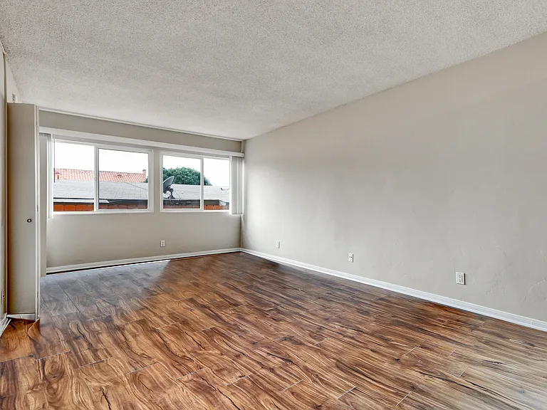 Park Loma Apartments — Photo 9