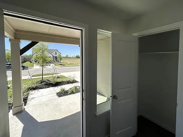 305 Randall Pl — Photo 3