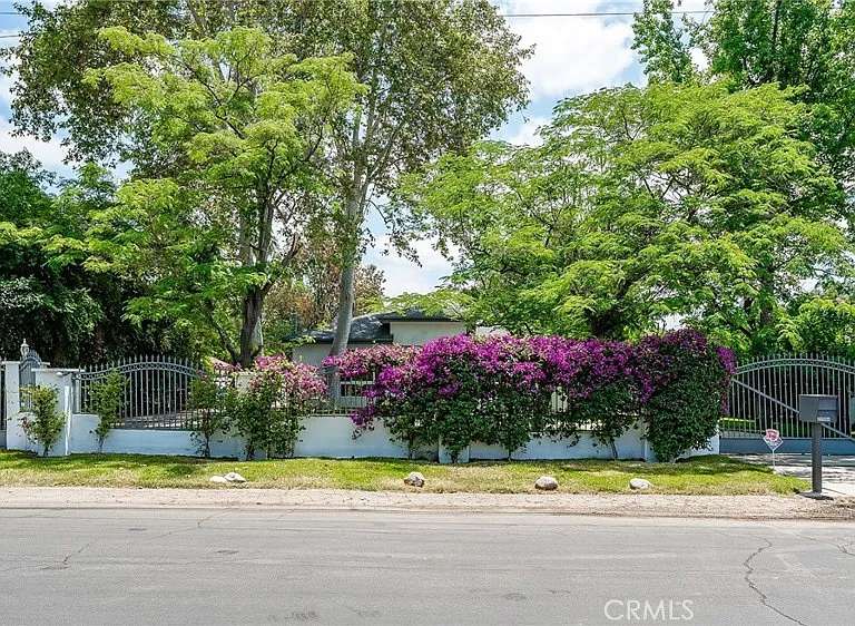 22904 Calvert St — Photo 4