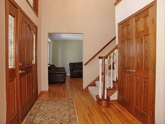 2-story foyer with oak floors