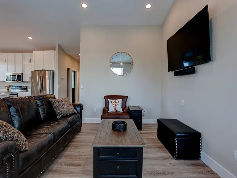 855 Lincoln Dr — Photo 3