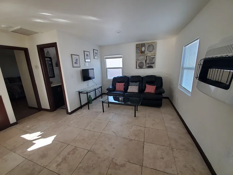 1102 Oro St — Photo 2