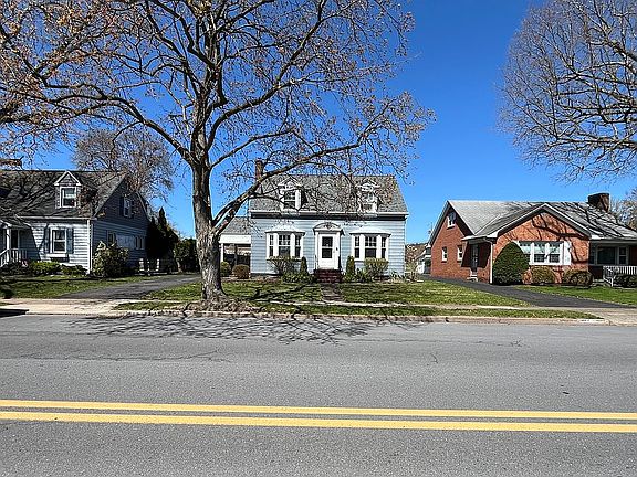 3rd image of 737 Mulberry St