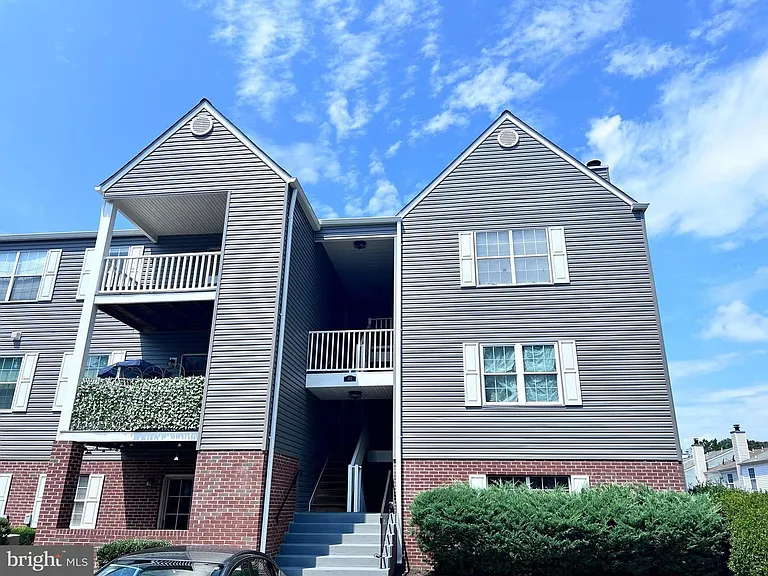 202 Grosvenor Ln #203 — Photo 1