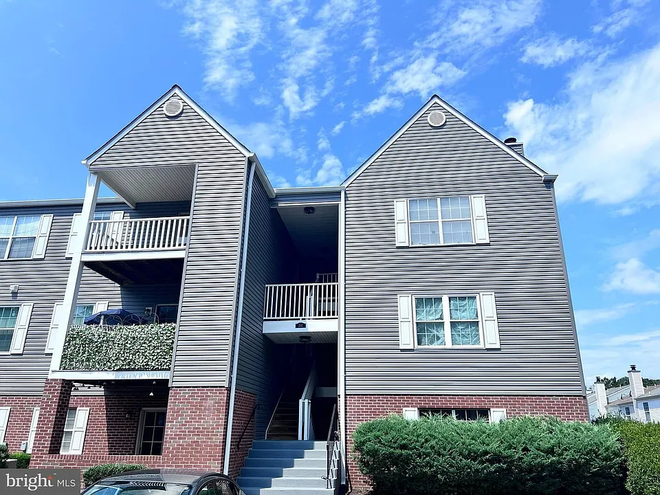 202 Grosvenor Ln #203