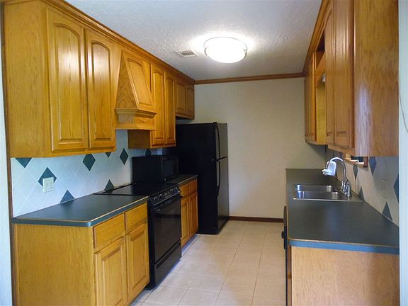 3rd image of 32 Greenhill Dr