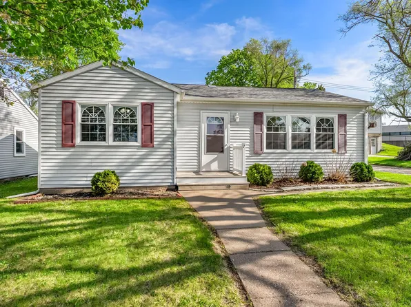 7 Marian Dr, Muscatine, IA 52761