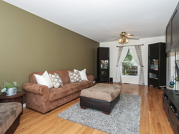 4th image of 924 Rosewood Ct