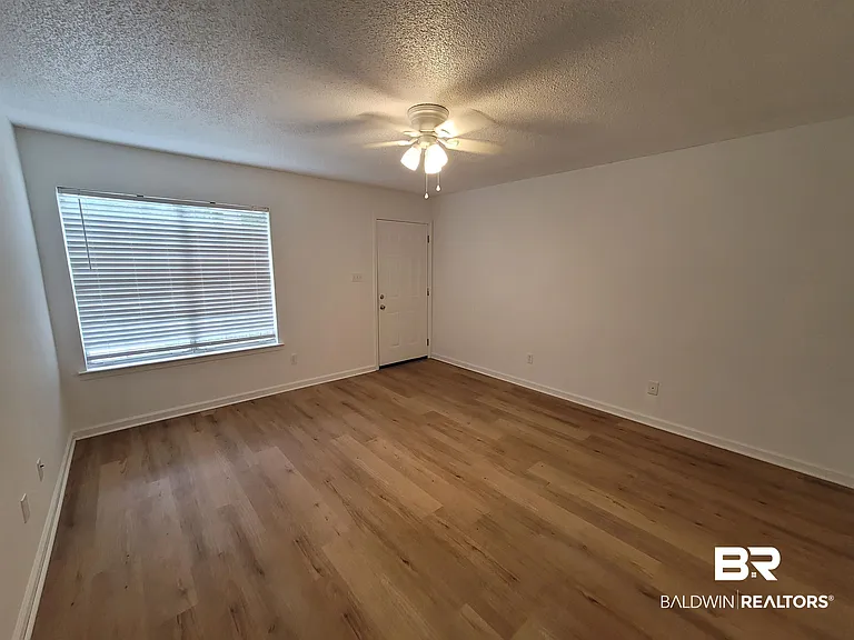 311 W Peachtree Ave — Photo 10