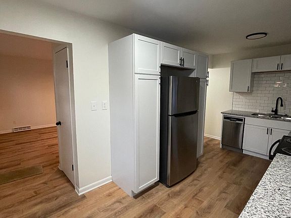 3rd image of 1542 Oakwood Ave
