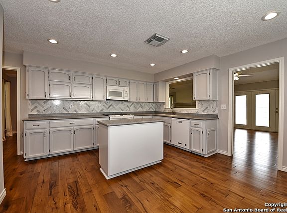 4th image of 2814 Bee Cave St