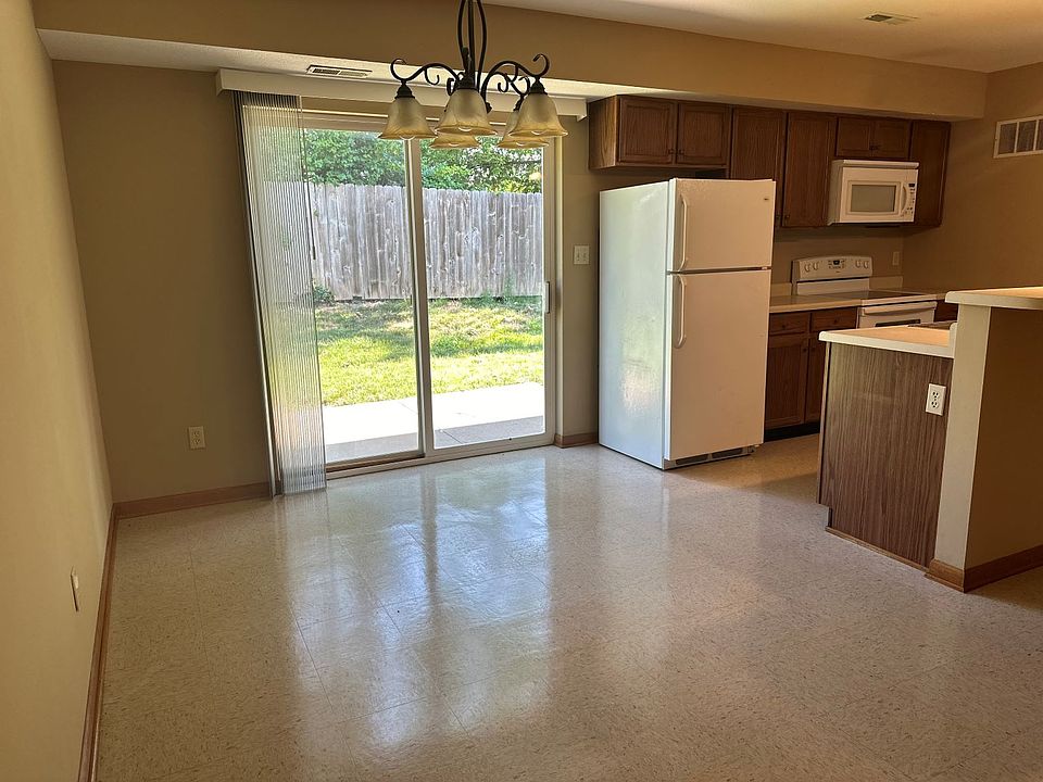 Dine in kitchen.