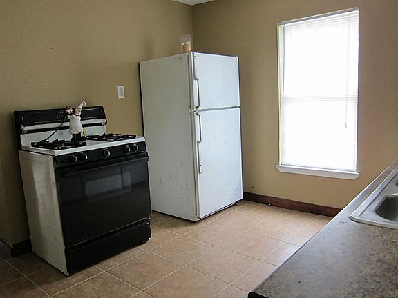 3rd image of 927 Francis Dr