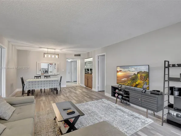 9273 SW 8th St APT 215, Boca Raton, FL 33428