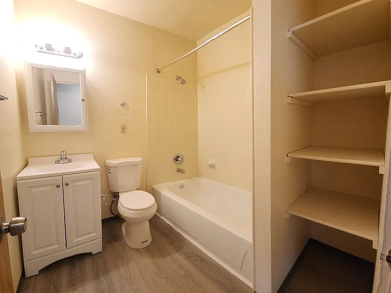 Florence Apartments — Photo 23