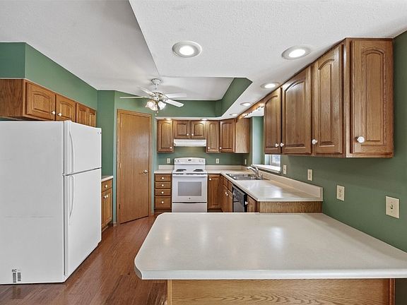 5th image of 107 W Marshall St