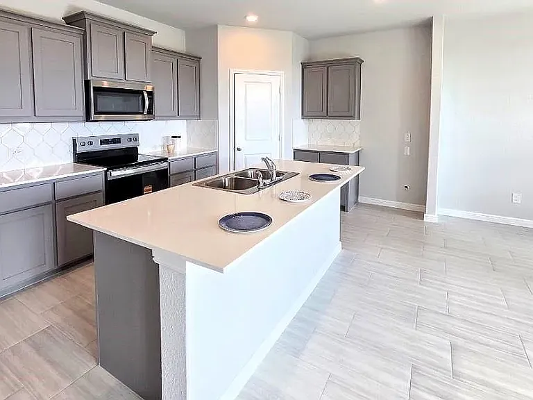 228 Tyler St — Photo 2