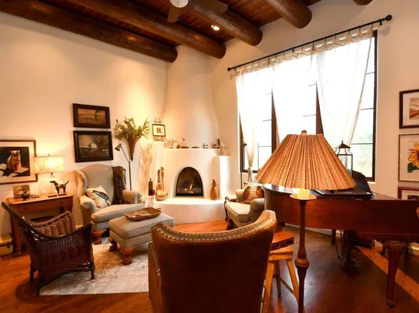 406A Apache St, Taos, NM 87571