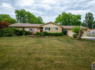 916 SE Croco Rd, Topeka, KS 66607