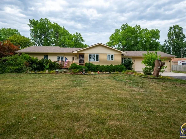 916 SE Croco Rd, Topeka, KS 66607