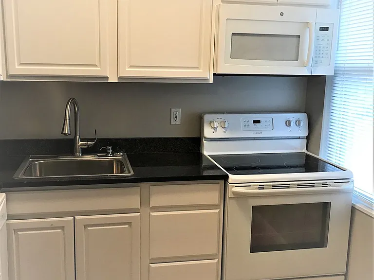 430 Greenfield Avenue — Photo 3