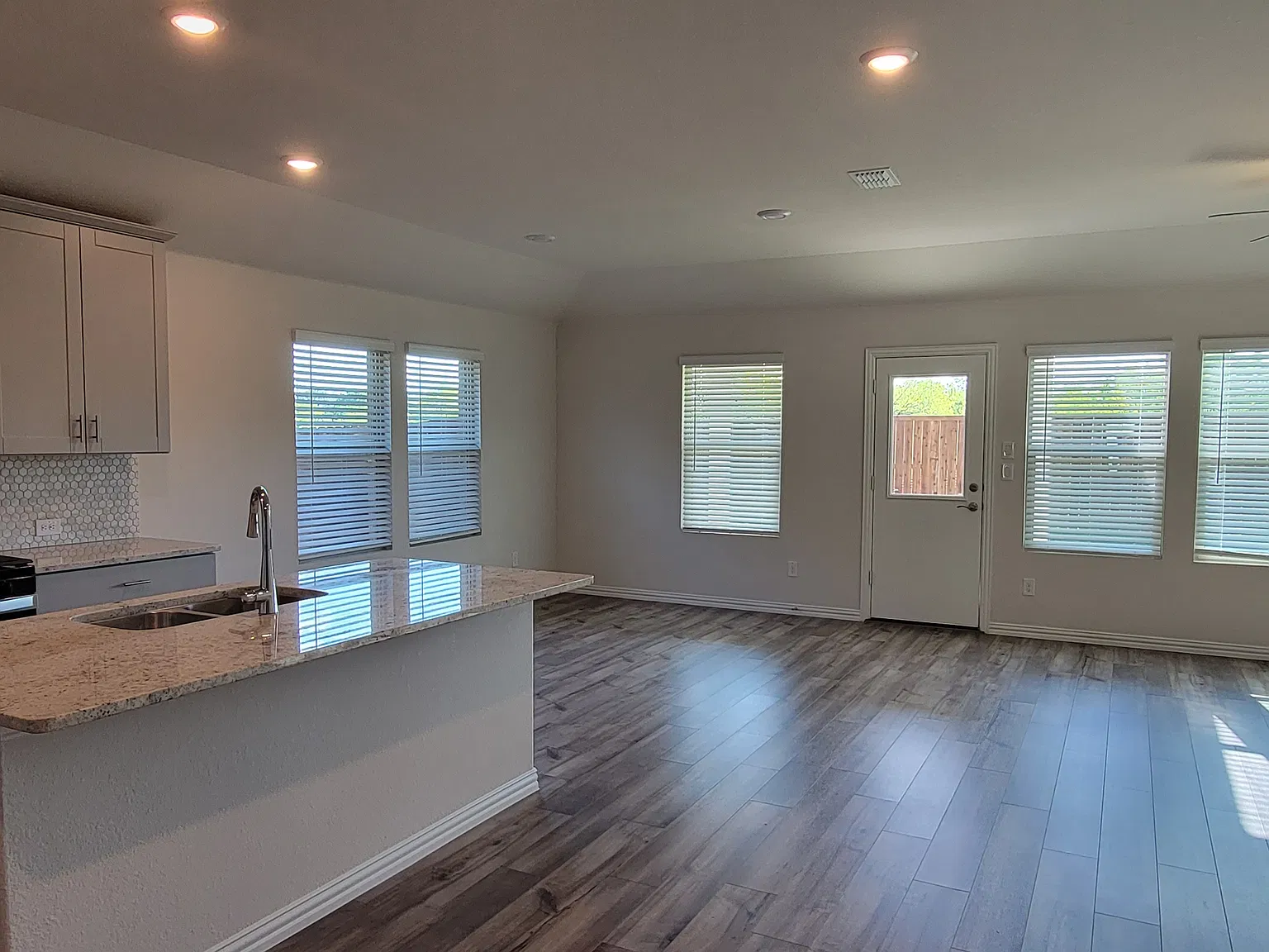 3 bed, 2059 sqft, $2,500 — Photo 2