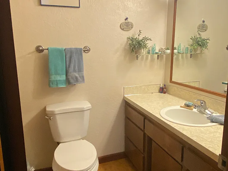 110 Leslie Ln — Photo 5