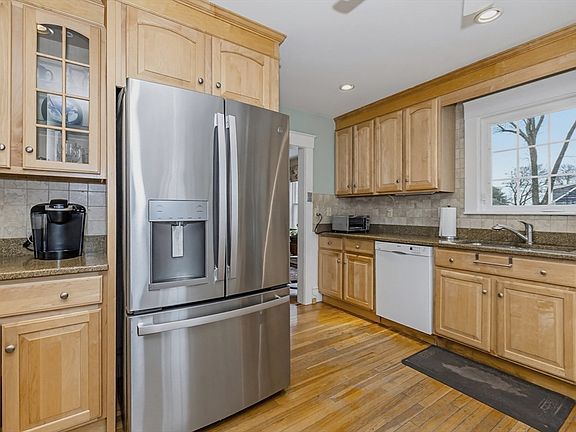 5th image of 12 Woodlawn Ave