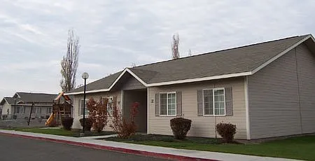 725 McClain Dr — Photo 2